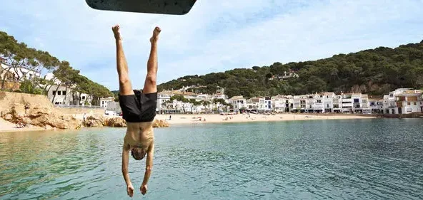Group of runners in the Girona Cathedral