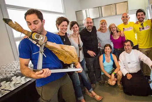 Group ready to start eating pernill salat